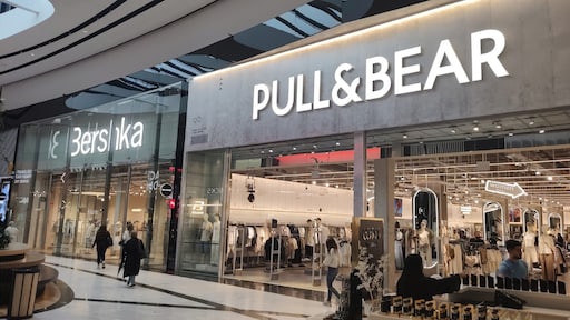 Kledingwinkels van paar concerns nemen onze winkelstraten over