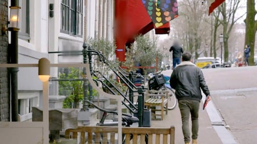 Oplichter rent weg voor Thijs bij zien cameraploeg in Zeeman Confronteert