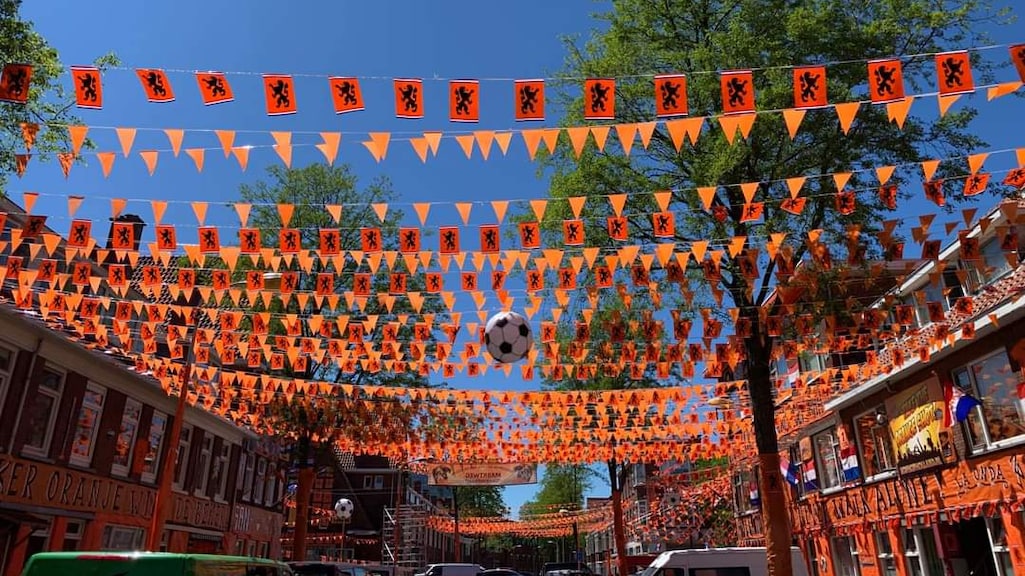 Vlaggetjes op de Marktweg in Den Haag.