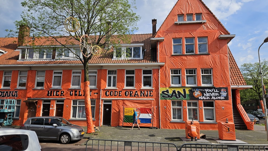 De Marktweg in Den Haag is al aardig oranje gekleurd.