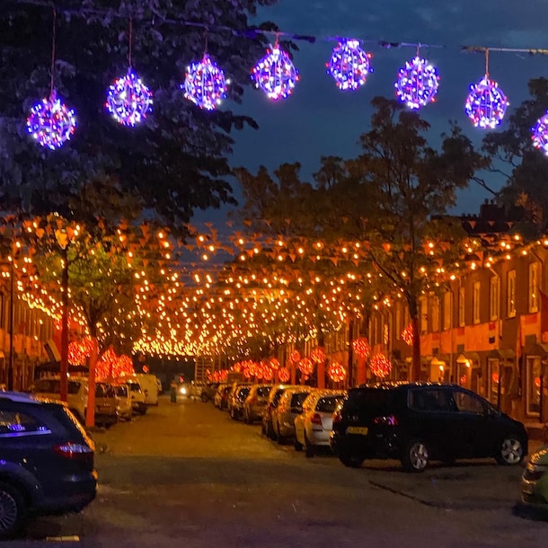 Ook in het donker kleurt de Ahornstraat oranje.
