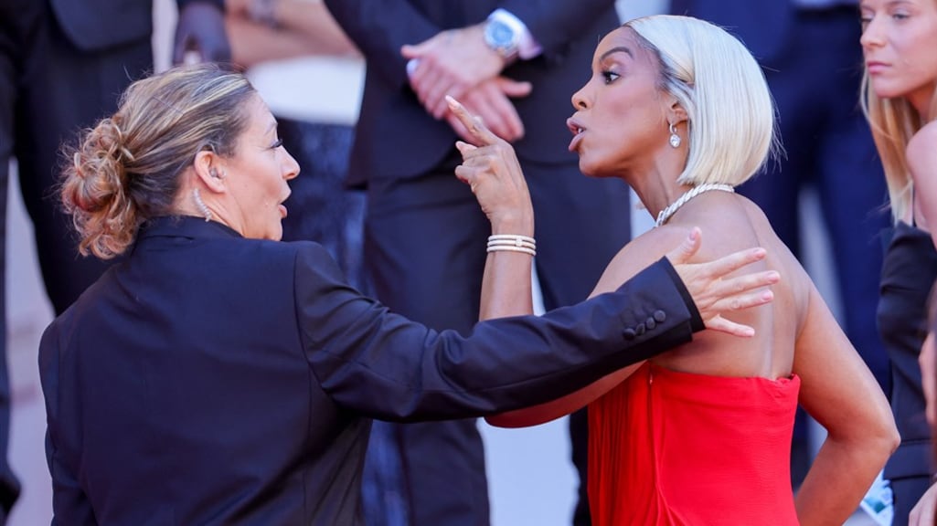 Kelly Rowland in de clinch met bewakers op rode loper in Cannes