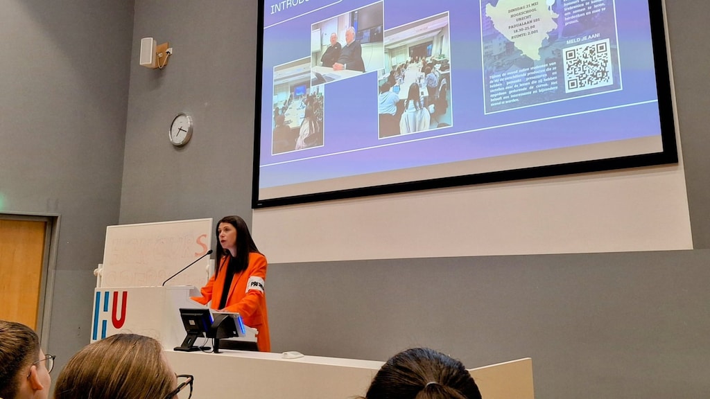 Alma Mustafić tijdens het educatieprogramma over Srebrenica aan de Hogeschool Utrecht