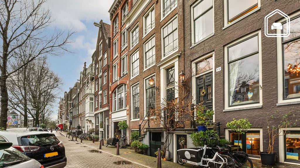Wie het kleine niet eert… Deze microwoning van 15m2 in Amsterdam staat te koop