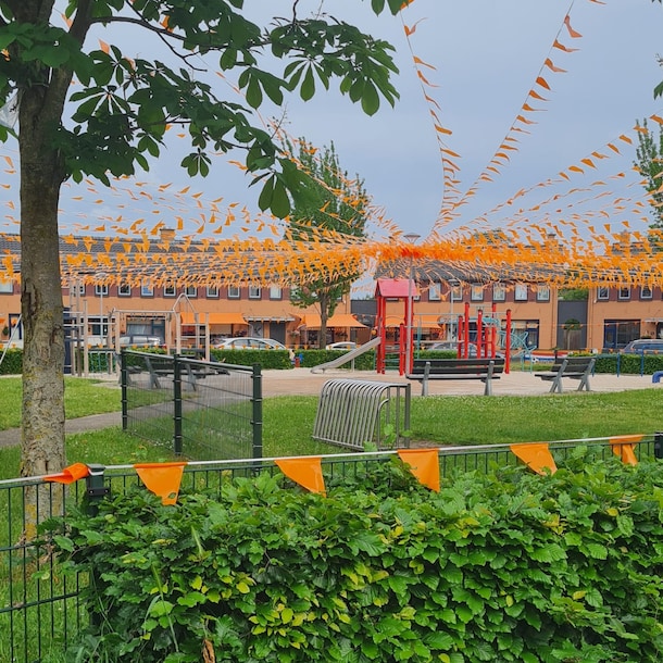 Vlaggetjes op het Vinkenplein in Almelo.