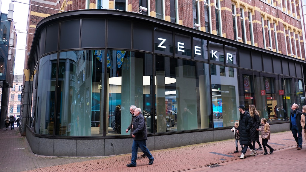 The showroom of the car brand Zeekr is located in the former V&D building in Amsterdam