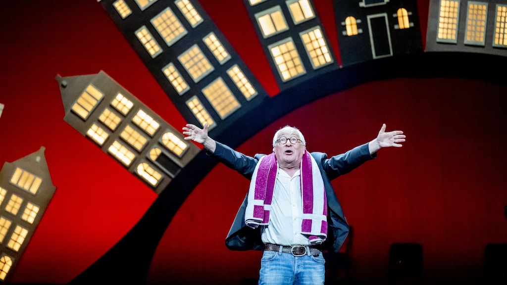 Allerlaatste show: Youp van 't Hek zwaait na minutenlang applaus af in Carré