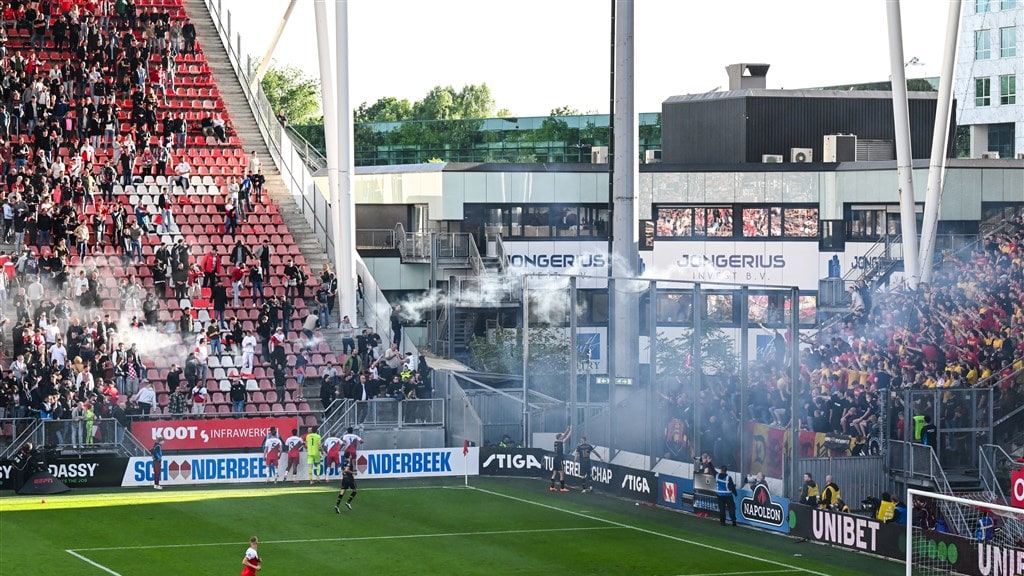 Er werd vuurwerk over en weer gegooid tussen de tribunes.