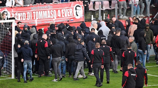 ME grijpt in bij rellen na duel Go Ahead en Utrecht: 'Gooiden met putdeksels'