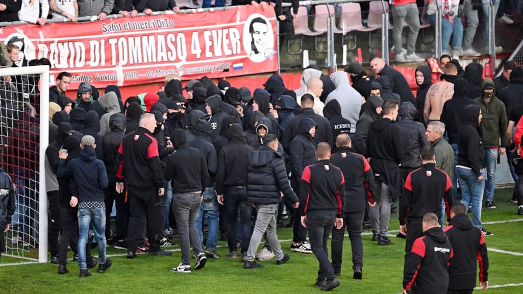 ME grijpt in bij rellen na duel Go Ahead en Utrecht: 'Gooiden met putdeksels'