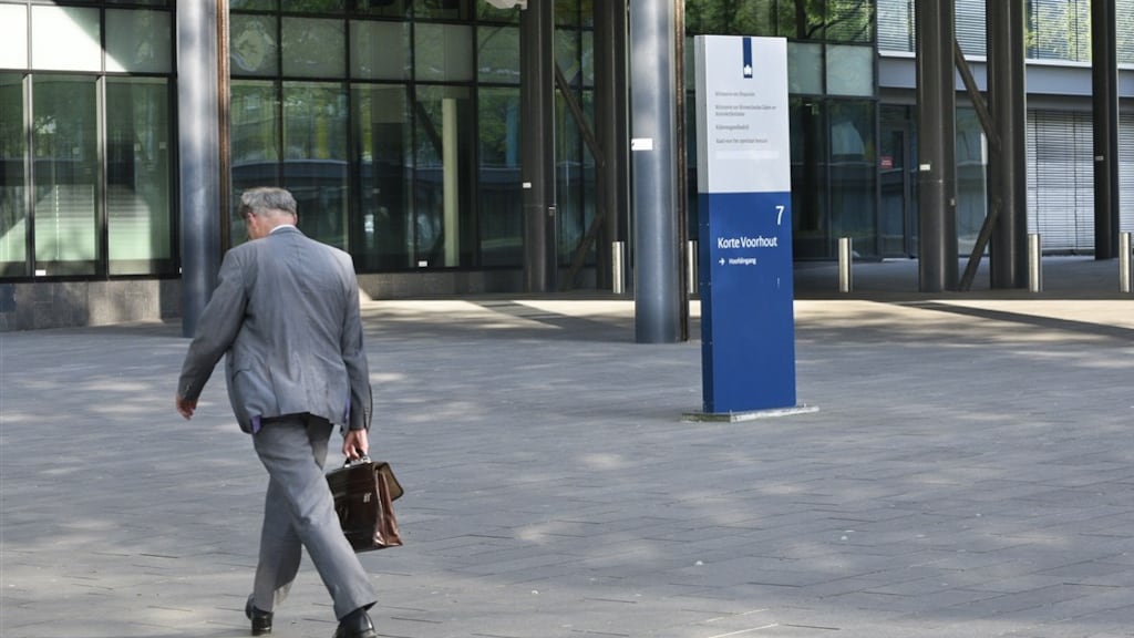 Financiën huurde in 2023 bijna 1000 schijnzelfstandigen in