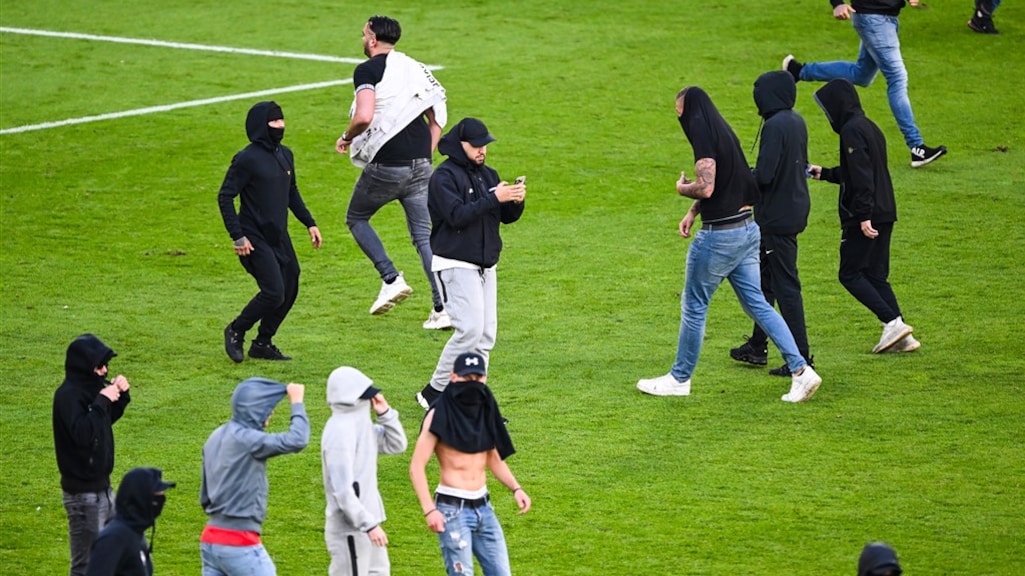 D66 wil politie-inzet bij voetbal halveren: 'Maak veiligheid zaak van clubs'