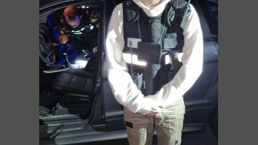 Nepagent gepakt die rondreed in auto met blauw zwaailicht