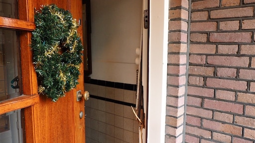 The manager kicks in the employee's door and pays him 17,000 euros RTL News The manager kicks in the employee's door and pays him 17,000 euros RTL News