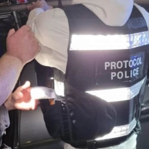 De man droeg een kogelvrij vest.