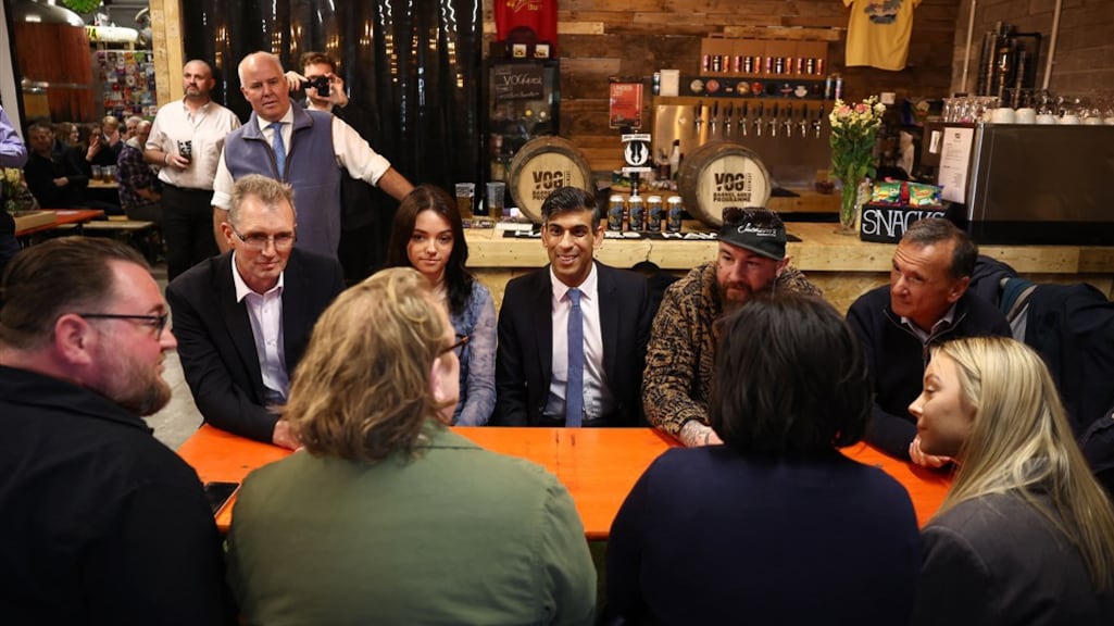 Sunak begint in een bierbrouwerij in het EK-loze Wales over...het EK.