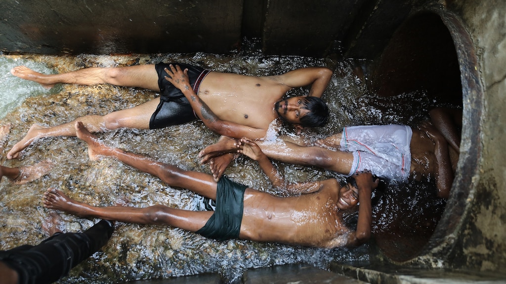 Indiërs zoeken verkoeling tijdens de hittegolf.