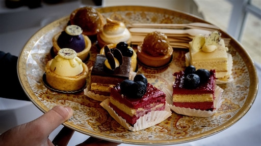 An angry man throws cake and flowers at his colleague after an argument over his sick son RTL News An angry man throws cake and flowers at his colleague after an argument over his sick son RTL News