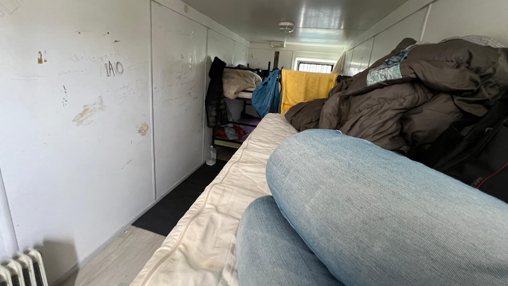 The rooms are very small, the beds are full of bed bugs and there is only a small heater. In winter it can reach -20 here.