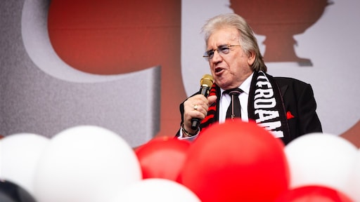 Lee Towers krijgt 'adrenaline' van optredens tijdens revalidatie gebroken heup