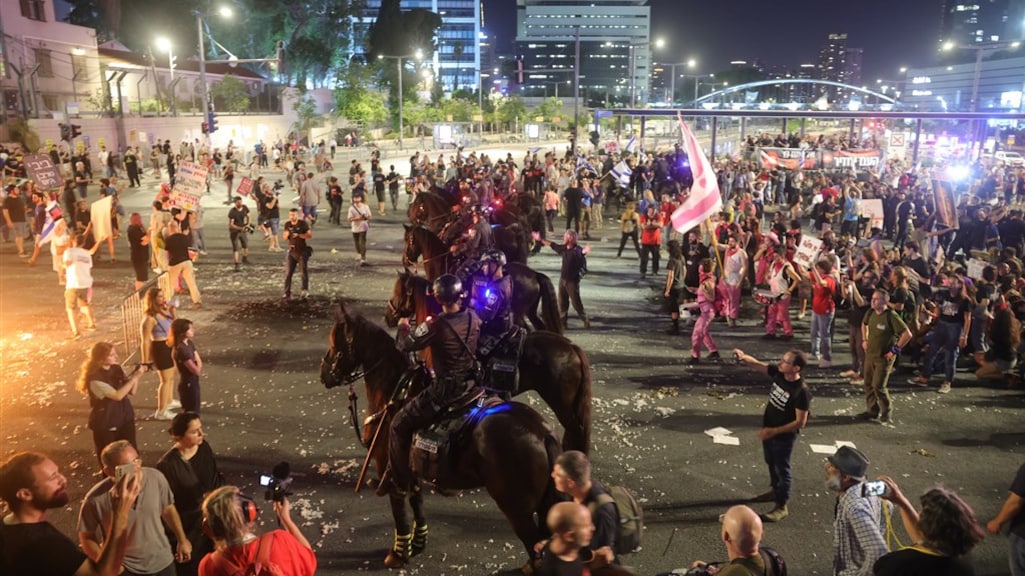De politie gebruikte paarden om demonstranten uiteen te drijven.