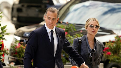 Zoon Biden na 'diep, diep dal' nu voor rechter, First Lady is er ook bij