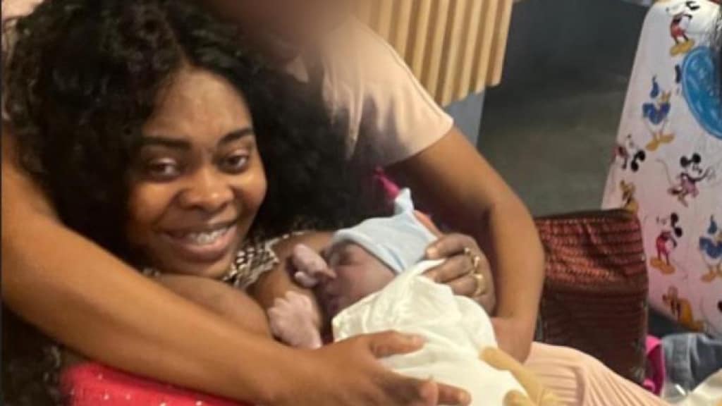 Student verloskunde helpt met complexe bevalling op station in België