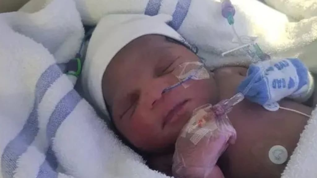 Baby Roman is familie van Elsa, die maanden geleden te vondeling werd gelegd.