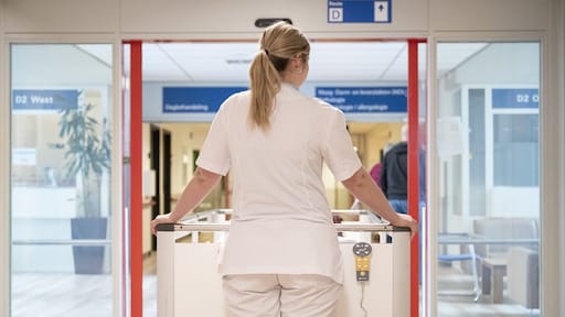 Eerste zorgpremie bekend, opnieuw flink omhoog: 'Grens bereikt aan wat mensen kunnen betalen'