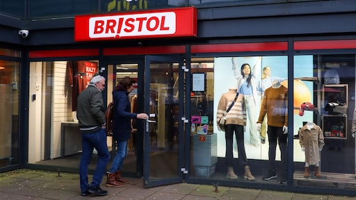 Noodlijdend Bristol zoekt koper, 'grote uitverkoop' om overeind te blijven