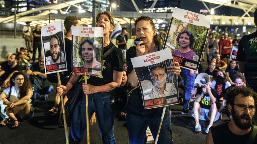 Wie zijn de gijzelaars die Hamas nog vasthoudt? 'Ruim een derde is dood'