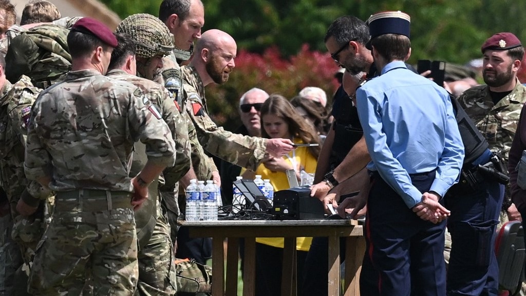 Parachutisten moeten 80 jaar na D-day langs Franse paspoortcontrole