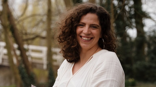 Na een gebroken tienerhart koos Elmay voor 'foute' mannen: 'Verdiende geen liefde'