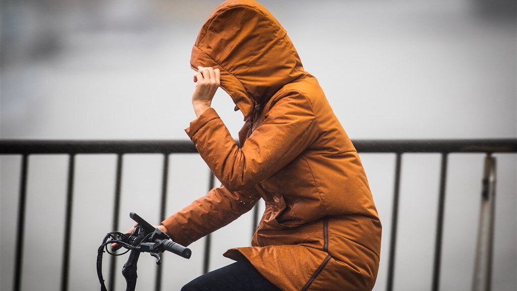 Code geel om 'venijnige windstoten', en de regen lijkt niet op te houden