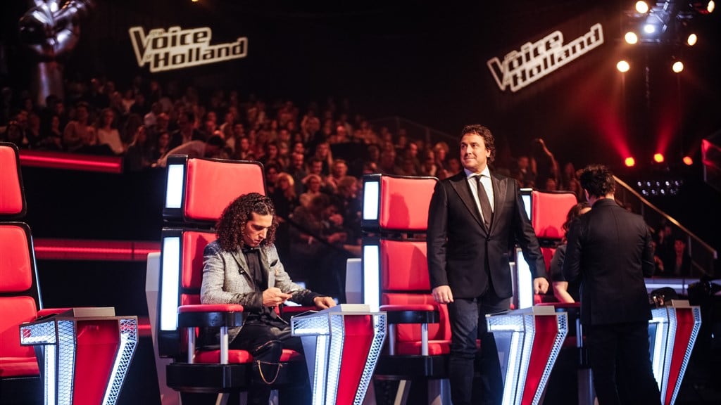 Ali B en Marco Borsato in de bekende draaistoelen bij The Voice of Holland, hier in 2014.