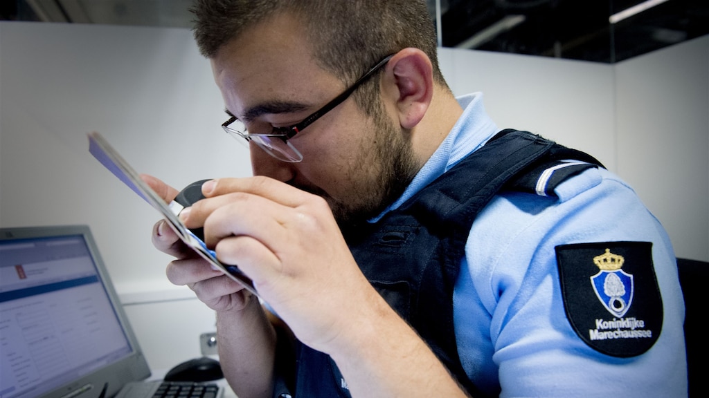 Marechaussee komt veel vaker valse paspoorten tegen bij grenscontrole