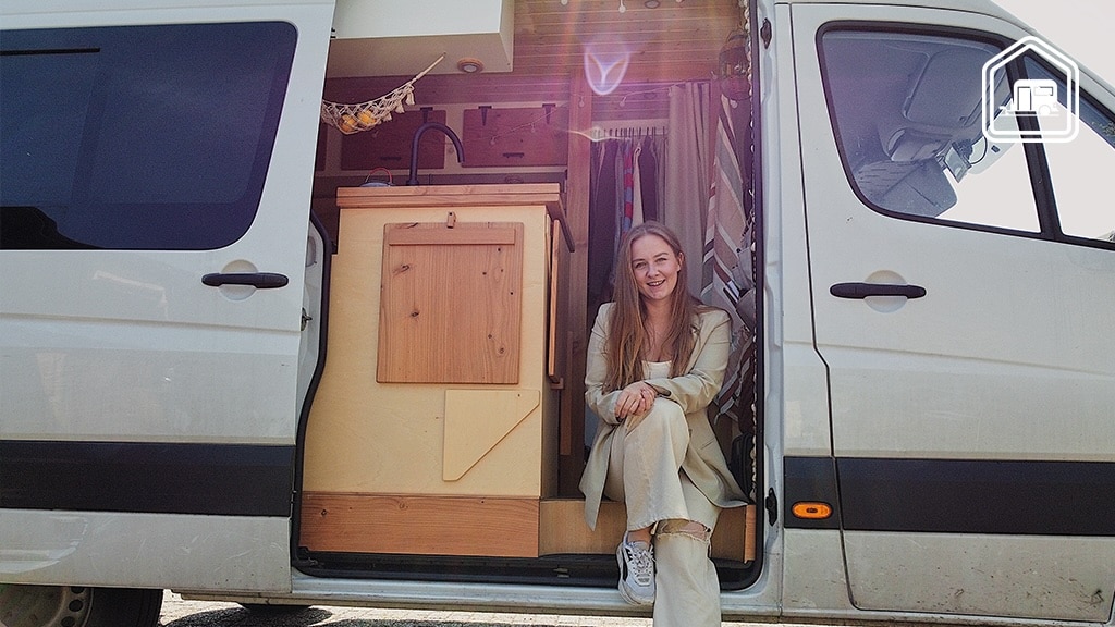Nienke verliet haar studentenkamer om in haar zelf omgebouwde bus te wonen