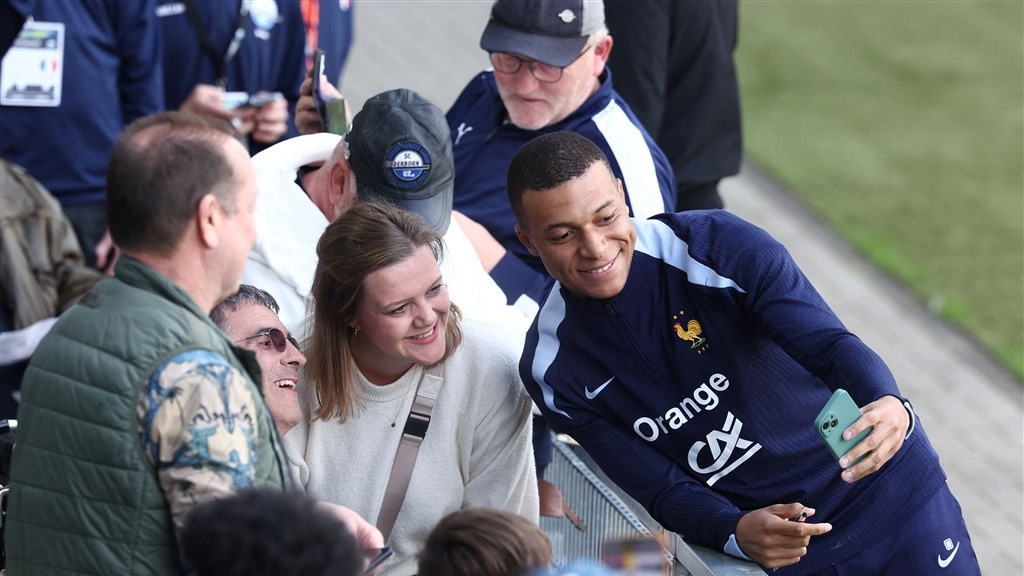 Mbappé geeft Franse jongeren stemadvies: 'Hij lijkt te dreigen met einde carrière'