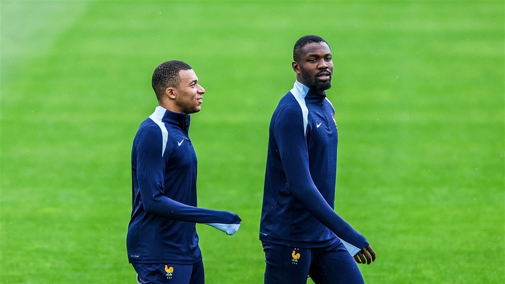 Mbappé en teamgenoot Marcus Thuram bereiden zich voor op de wedstrijd tegen Oostenrijk.