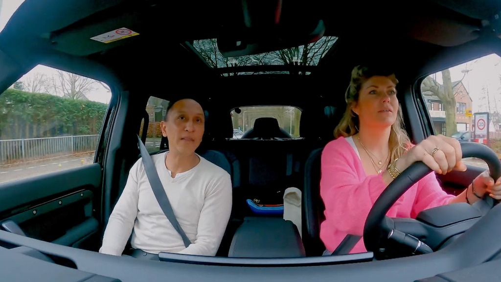 Echte Gooische Moeder Pauline Wingelaar krijgt rijles vanwege te grote auto