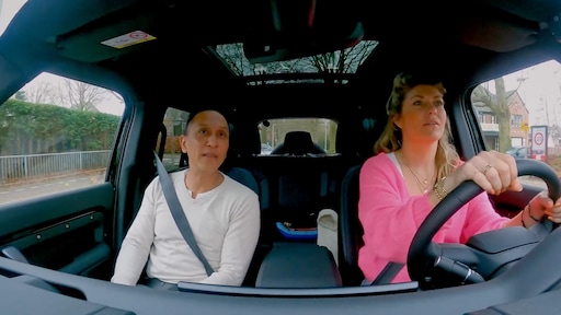 Echte Gooische Moeder Pauline Wingelaar krijgt rijles vanwege te grote auto