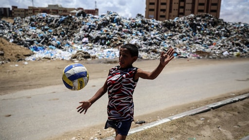 Enorme bergen afval in Gaza: 'Mensen worden ziek, maar er is geen zorg'