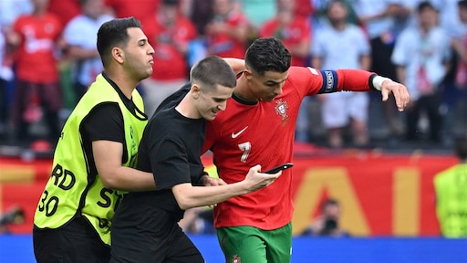 Zes (!) fans rennen veld op voor selfie met Ronaldo: 'Mag niet gebeuren'