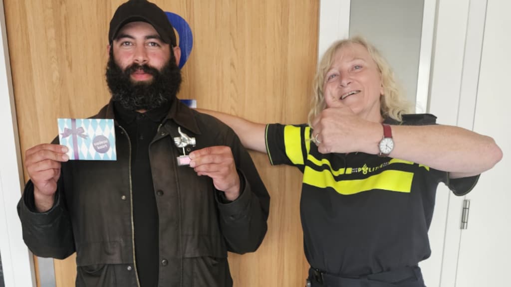 Dakloze man brengt portemonnee met 2000 euro naar de politie