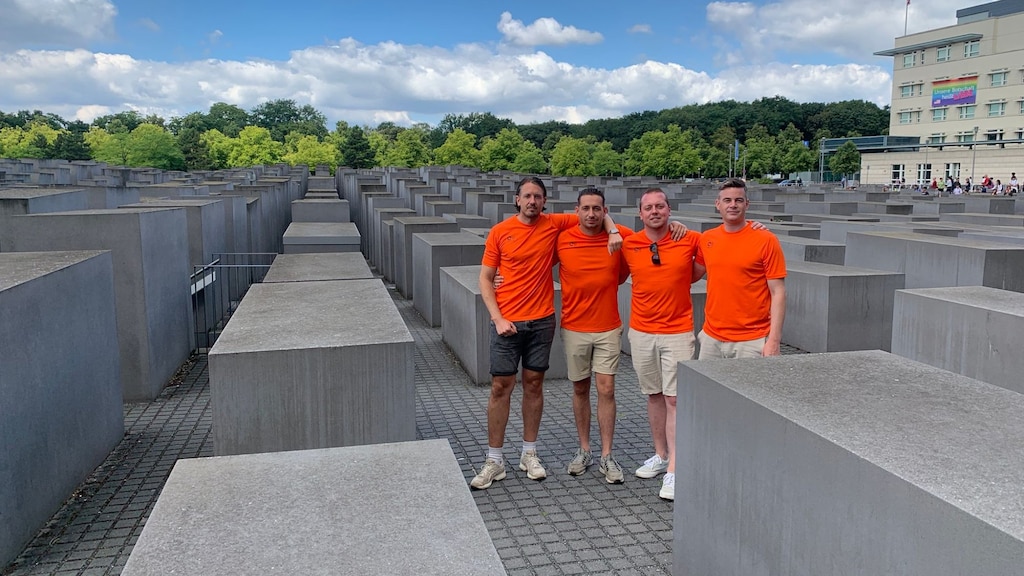 Wouter, Robbie, Martijn en Tom bij het Holocaustmonument.
