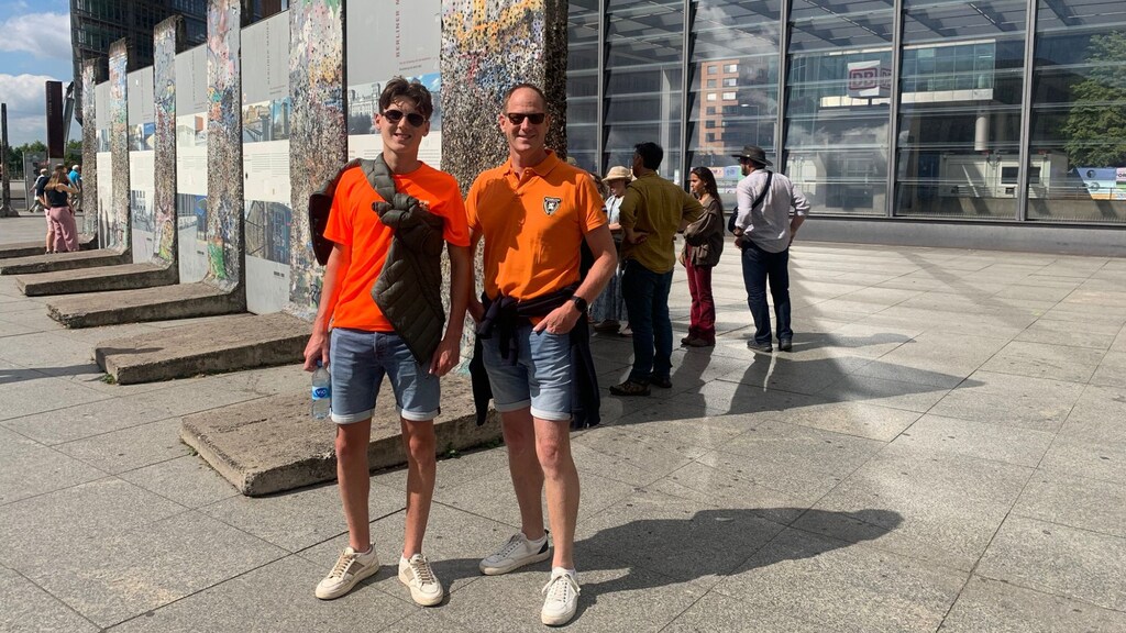 Veron en Sten voor een stuk Berlijnse muur.