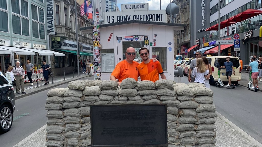Ricardo en Jimmy bij Checkpoint Charlie.