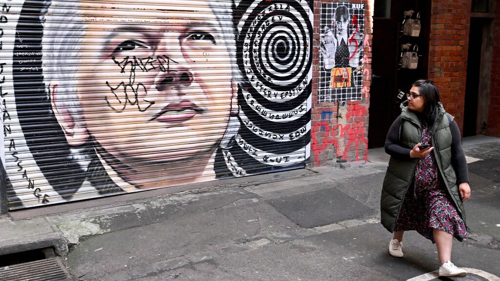 Held of crimineel? Verdeeldheid over vrijlating Julian Assange