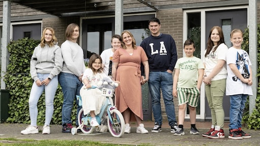 Una casa piena di telespettatori sconvolti dalla nuova voce fuori campo: