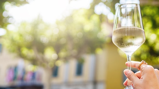 Op deze manier is je fles wijn binnen no-time koud